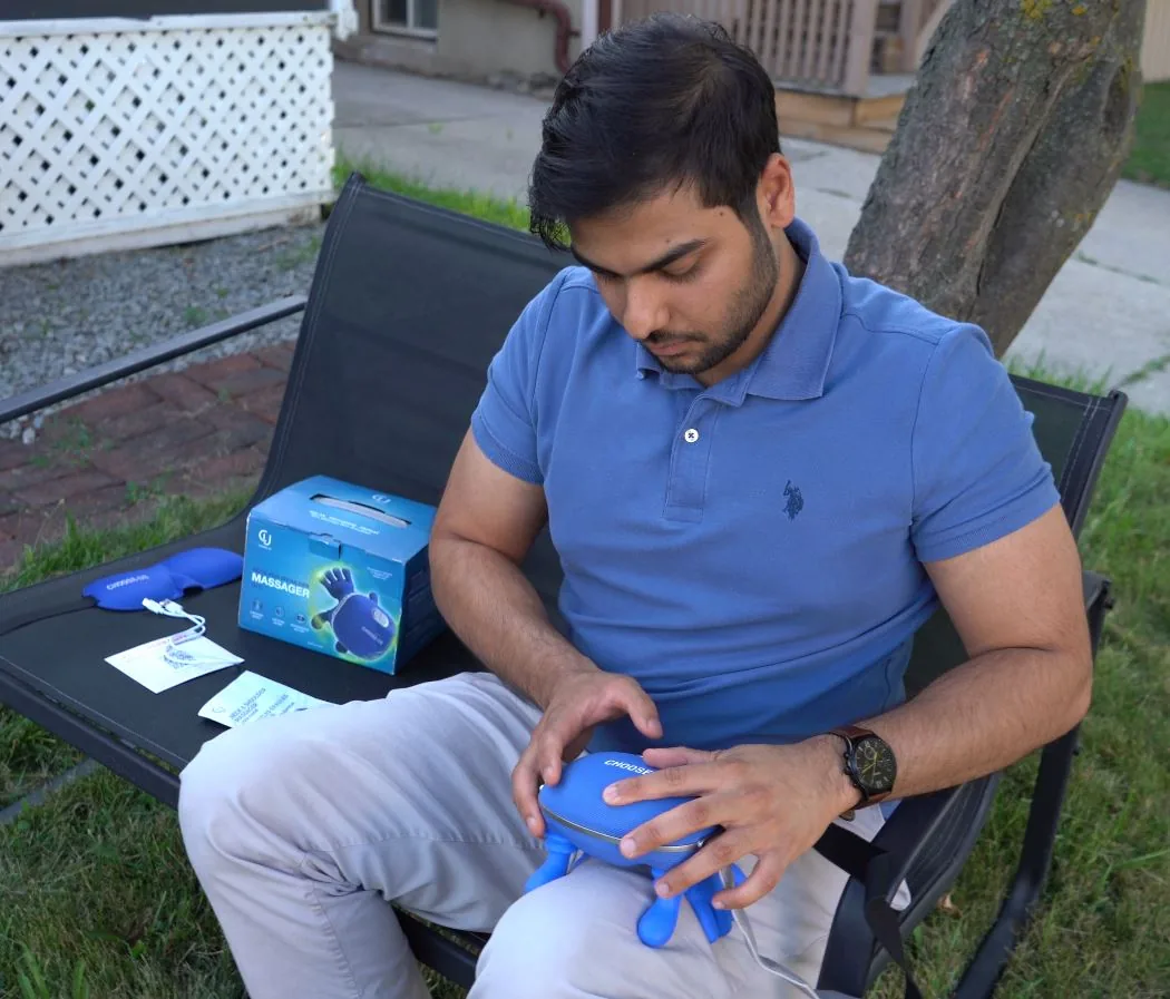 The CHOOSE-US 4D bionic hands massager shown with its retail packaging